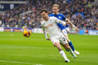 Cardiff City 'den Liam Cullen, 18 Ocak 2025' te Cardiff City, Cardiff City Stadyumu 'nda Cardiff City ile Swansea City arasındaki Sky Bet Şampiyonası maçında Cardiff City' den Jesper Daland 'in baskısı altında.