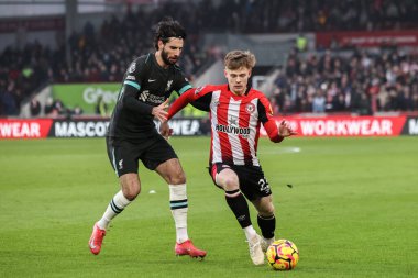 Liverpool 'dan Dominik Szoboszlai ve Brentford' dan Keane Lewis-Potter Premier Lig karşılaşmasında Brentford Liverpool 'a karşı Gtech Community Stadyumu, Londra, 18 Ocak 2025