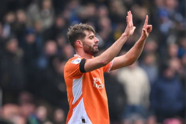 Blackpool 'dan Tom Bloxham takımına, 18 Ocak 2025' te Bloomfield Road, Blackpool 'da oynanan Blackpool-Huddersfield maçında talimat veriyor.