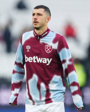 West Ham United takımından Guido Rodriguez, 18 Ocak 2025 'te Londra' daki Londra Stadyumu 'nda oynanan Premier League karşılaşması öncesinde ısınıyor.