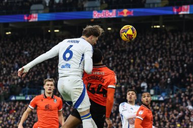 Leeds United takımından Joe Rodon, Leeds Road, Leeds, İngiltere 'de 19 Ocak 2025' te oynanan Leeds United - Sheffield maçında kaleye doğru ilerliyor.