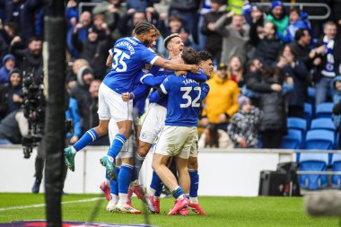Cardiff City 'den Callum Robinson, 18 Ocak 2025' te Cardiff City, Cardiff City Stadyumu 'nda oynanan Sky Bet Şampiyonası maçında takımının ilk golünü atmasını kutluyor.