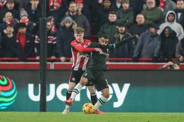 Brentford 'dan Keane Lewis-Potter ve Liverpool' dan Muhammed Salah Premier Lig karşılaşmasında Brentford Liverpool 'a karşı Gtech Community Stadyumu, Londra, Birleşik Krallık' ta 18 Ocak 2025