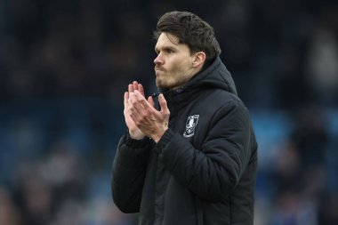 Çarşamba günü Sheffield 'ın Danny Rhl teknik direktörü, 19 Ocak 2025' te İngiltere 'nin Leeds Road kentinde oynanan ve Leeds United ile Sheffield arasında oynanan final düdüğünün ardından taraftarları alkışlıyor.