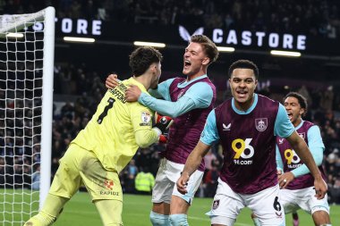 Burnley 'den James Trafford, 17 Ocak 2025' te Burnley-Sunderland Turf Moor, Burnley, İngiltere 'de oynanan Sky Bet Şampiyonası karşılaşmasında Sunderland' dan ikinci penaltıyı kurtarışını kutluyor.