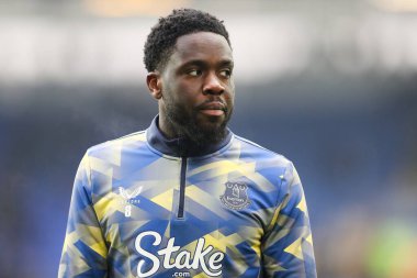 Everton 'dan Orel Mangala, 19 Ocak 2025 tarihinde İngiltere' nin Liverpool kenti Goodison Park 'ta oynanan Premier League maçı öncesinde Tottenham Hotspur' a karşı ısınıyor.