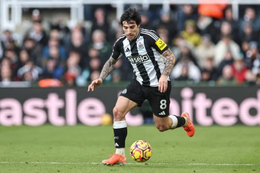 Newcastle United takımından Sandro Tonali, 18 Ocak 2025 'te St. James' s Park, Newcastle 'da oynanan Premier League maçı Newcastle United ve Bournemouth maçında topu bırakıyor.