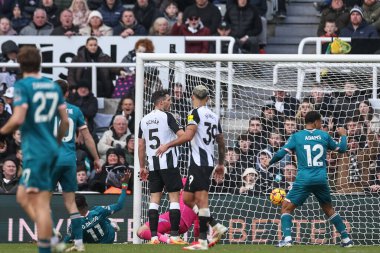 Bournemouth takımından Dango Ouattara 18 Ocak 2025 'te St. James' s Park, Newcastle, İngiltere 'de oynanan Premier League maçı sırasında gol atmayı reddediyor.