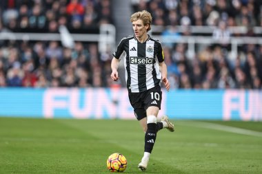 Newcastle United takımından Anthony Gordon, 18 Ocak 2025 'te St. James' s Park, Newcastle, İngiltere 'de oynanan Premier League maçı Newcastle United ve Bournemouth maçında topu aldı.