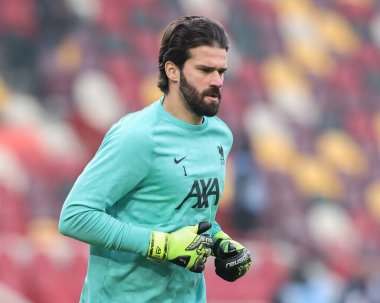 Liverpool 'dan Alisson Becker, Premier Lig karşılaşması sırasında 18 Ocak 202' de Londra 'daki The Gtech Community Stadyumu' nda Brentford Liverpool 'a karşı oynanan ısınma maçında