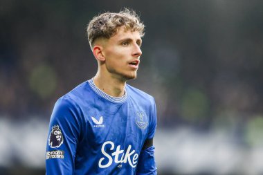 Everton 'dan Jesper Lindstrom, 19 Ocak 2025' te Goodison Park, Liverpool 'da oynanan Premier League maçında Everton Tottenham Hotspur' a karşı seyrediyor.