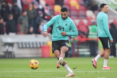 Liverpool 'dan Cody Gakpo Premier League maçında ısınma turunda Brentford Liverpool' a karşı Gtech Community Stadyumu, Londra, İngiltere, 18 Ocak 2025