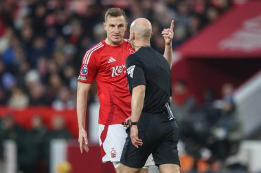 Nottingham Ormanı 'ndan Chris Wood 19 Ocak 2025' te Nottingham Forest ile Southampton arasındaki Premier League maçında hakem Anthony Taylor 'a itiraz etti.