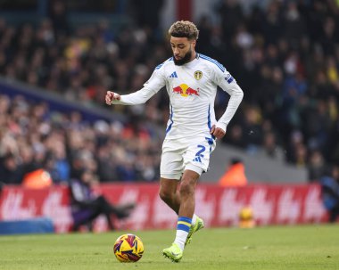 Leeds United takımından Jayden Bogle, 19 Ocak 2025 'te Leeds Road, İngiltere' de Leeds United ile oynadığı Sky Bet Şampiyonası maçında topu bırakıyor.