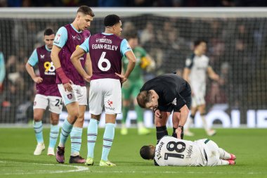 Hakem Anthony Backhouse, 17 Ocak 2025 'te Burnley, Burnley, Burnley, İngiltere' de oynanan Sky Bet Şampiyonası maçında maçı durdurduktan sonra Sunderland 'lı Wilson Isidor' u kontrol ediyor.