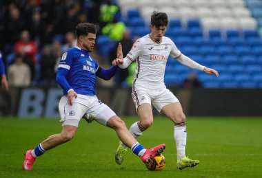 Cardiff City 'den Ollie Tanner, 18 Ocak 2025' te Cardiff City Stadyumu 'nda Cardiff City ile Swansea City arasındaki Sky Bet Şampiyonası maçında Swansea City' den Josh Key 'i aldı.