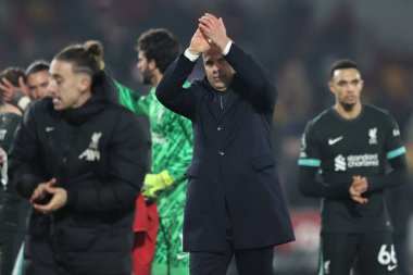 Liverpool 'un Arne Slot teknik direktörü, 18 Ocak 2025' te İngiltere 'deki Gtech Community Stadyumu' nda oynanan Premier League karşılaşması sırasında taraftarları alkışlıyor.