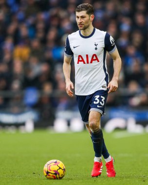 Tottenham Hotspur takımından Ben Davies, Premier League maçında topla koşuyor. Everton, Tottenham Hotspur 'a karşı Goodison Park, Liverpool, İngiltere, 19 Ocak 2025