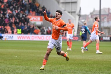 Blackpool 'dan Rob Apter, 18 Ocak 2025' te Bloomfield Road, Blackpool, İngiltere 'de oynanan Blackpool-Huddersfield Town maçında 1-0 kazanma hedefini kutluyor.