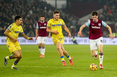 West Ham United takımından Ollie Scarles 18 Ocak 2025 'te Londra' daki Londra Stadyumu 'nda oynanan Premier League maçında topu aldı.