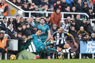 Bournemouth 'dan Justin Kluivert ve Newcastle United' dan Joelinton Premier League maçı sırasında St. James 's Park, Newcastle, İngiltere, 18 Ocak 2025' te karşı karşıya geldiler.