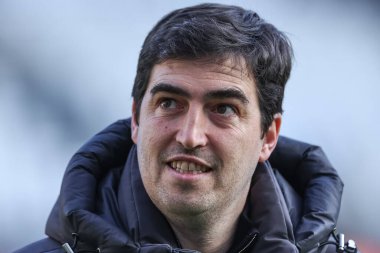 Bournemouth 'un Andoni Iraola teknik direktörü, 18 Ocak 2025 tarihinde İngiltere' deki St. James 's Park, Newcastle, İngiltere' de oynanan Premier League karşılaşmasında Newcastle United 'a karşı Bournemouth maçına geldi.