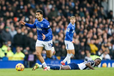 Everton 'dan Iliman Ndiaye' e Tottenham Hotspur takımından Pape Matar Sarr, Everton 'a karşı Tottenham Hotspur maçında Goodison Park, Liverpool, Birleşik Krallık' ta 19 Ocak 2025 'te karşı karşıya geldi.