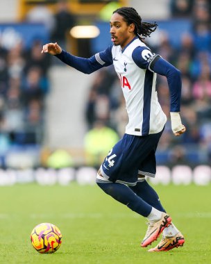 Tottenham Hotspur 'dan Djed Spence Premier Lig maçında topla koşuyor Everton Tottenham Hotspur' a karşı Goodison Park, Liverpool, İngiltere, 19 Ocak 2025