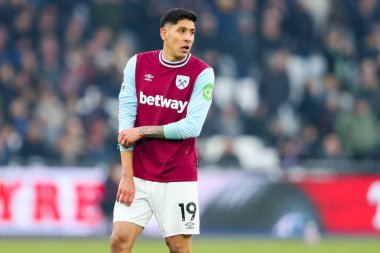 West Ham United takımından Edson Alvarez 18 Ocak 2025 'te Londra' daki Londra Stadyumu 'nda oynanan Premier League maçında seyrediyor.