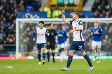 Tottenham Hotspur takımından Dejan Kulusevski, 19 Ocak 2025 tarihinde Goodison Park, Liverpool, İngiltere 'de oynanan Premier League maçında Everton Tottenham Hotspur' a karşı takımın talimatlarını verdi.