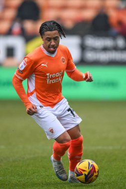 Blackpool 'dan Sammy Silvera, 18 Ocak 2025' te Bloomfield Road, Blackpool 'da oynanan Blackpool-Huddersfield Town maçında topa vuruyor.