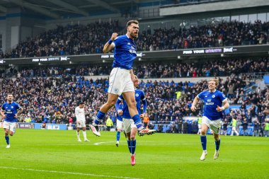 Cardiff City 'den Dimitris Goutas, 18 Ocak 2025' te Cardiff City, Cardiff City Stadyumu 'nda oynanan Sky Bet Şampiyonası maçında takımının üçüncü golünü kutluyor.