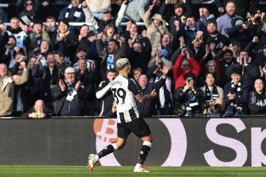 Newcastle United takımından Bruno Guimares, 18 Ocak 2025 'te St. James' s Park, Newcastle, İngiltere 'de oynanan Premier League maçı Newcastle United ve Bournemouth maçında 1-1 kazanma hedefini kutluyor.