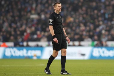Hakem Michael Salisbury Premier Lig karşılaşmasında Leicester City, Fulham 'a karşı King Power Stadyumu, Leicester, İngiltere, 18 Ocak 2025