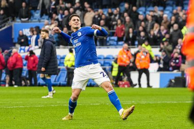 Cardiff City 'den Yusuf Salech, 18 Ocak 2025' te Cardiff City Stadyumu 'nda oynanan Cardiff City - Swansea City maçında ev sahipleriyle kutlama yapıyor.