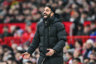 Manchester United takımının Ruben Amorim Menajeri, Manchester United ve Hove Albion 'a karşı 19 Ocak 2025 tarihinde Old Trafford, Manchester, İngiltere' de oynanan Premier League maçında takım talimatlarını verdi.