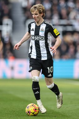 Newcastle United takımından Anthony Gordon, 18 Ocak 2025 'te St. James' s Park, Newcastle, İngiltere 'de oynanan Premier League maçı Newcastle United ve Bournemouth maçında topu aldı.