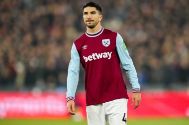West Ham United takımından Carlos Soler, 18 Ocak 2025 'te Londra Stadyumu' nda oynanan Premier League maçı sırasında izlemektedir.