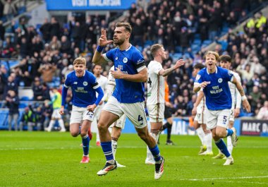 Cardiff City 'den Dimitris Goutas, 18 Ocak 2025' te Cardiff City, Cardiff City Stadyumu 'nda oynanan Sky Bet Şampiyonası maçında takımının üçüncü golünü kutluyor.