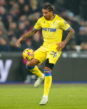 Crystal Palace 'dan Chris Richards Premier League maçı sırasında topu kontrol ediyor. West Ham United, Londra Stadyumu' nda Crystal Palace 'a karşı, 18 Ocak 2025