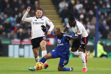 Fulham 'dan Sander Berge, Leicester City' den Jordan Ayew 'i 18 Ocak 2025' te King Power Stadyumu 'nda Leicester City Fulham' a karşı oynadığı Premier League maçında yere serdi.