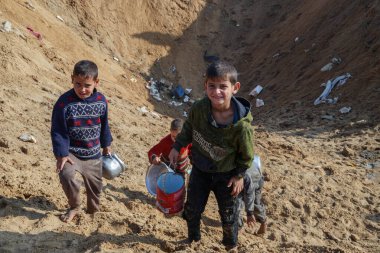 İsrail 'in Gazze' deki savaşın 469. gününde devam eden bombalı saldırı nedeniyle Deir el Balah 'ın batısındaki yerlerinden edilen insanların çadırlarında büyük hasar meydana geldi..