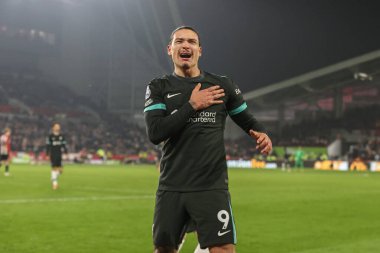 Liverpool 'lu Darwin Nez, 18 Ocak 2025' te İngiltere 'deki Gtech Community Stadyumu' nda oynanan Premier League maçı Brentford-Liverpool maçında 0-2 kazanma hedefini kutluyor.