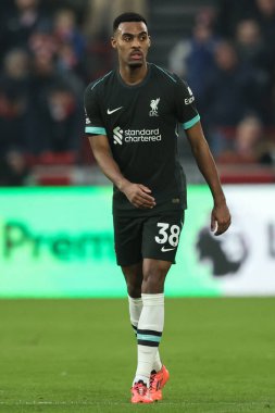 Liverpool 'dan Ryan Gravenberch Premier League maçında Brentford-Liverpool maçı sırasında Gtech Community Stadyumu, Londra, Birleşik Krallık, 18 Ocak 2025