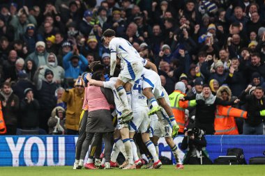 Leeds United takımından Largie Ramazani, 19 Ocak 2025 'te Leeds Road, Leeds, İngiltere' de oynanan ve Leeds United ile Sheffield arasında oynanan Sky Bet Şampiyonası maçında 2-0 yenilen golünü kutluyor.