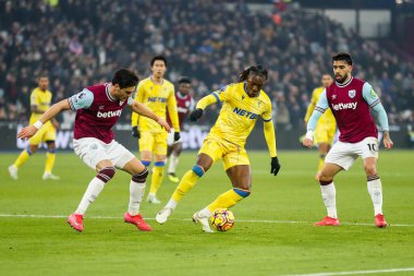 Kristal Saray 'dan Eberechi Eze, Premier League maçı sırasında Maximilian Kilman' ın baskısı altında. West Ham United, Londra Stadyumu 'nda Crystal Palace' a karşı, 18 Ocak 2025