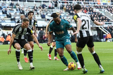 Bournemouth takımından Antoine Semenyo, 18 Ocak 2025 'te İngiltere' de St. James 's Park, Newcastle' da oynanan Premier League maçı Newcastle United ve Bournemouth maçında topu aldı.