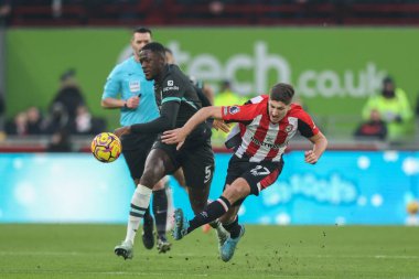 Brentford 'dan Vitaly Janelt, 18 Ocak 2025' te İngiltere 'nin Gtech Community Stadyumu' nda oynanan Premier League karşılaşmasında Liverpool 'lu İbrahima Konat' ın baskısıyla topu temizliyor.