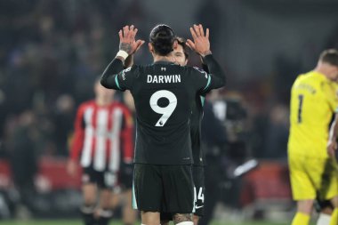 Liverpool 'dan Darwin Nez, 18 Ocak 2025' te İngiltere, Londra 'daki Gtech Community Stadyumu' nda oynanan Premier League maçından sonra Liverpool 'lu Federico Chiesa' ya beşlik çaktı.