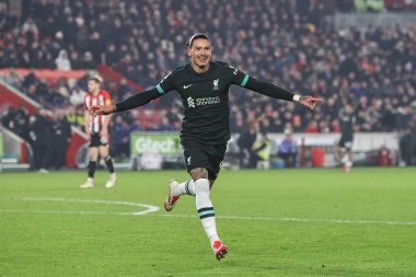 Liverpool 'lu Darwin Nez, 18 Ocak 2025' te İngiltere 'deki Gtech Community Stadyumu' nda oynanan Premier League maçı Brentford-Liverpool maçında 0-2 kazanma hedefini kutluyor.